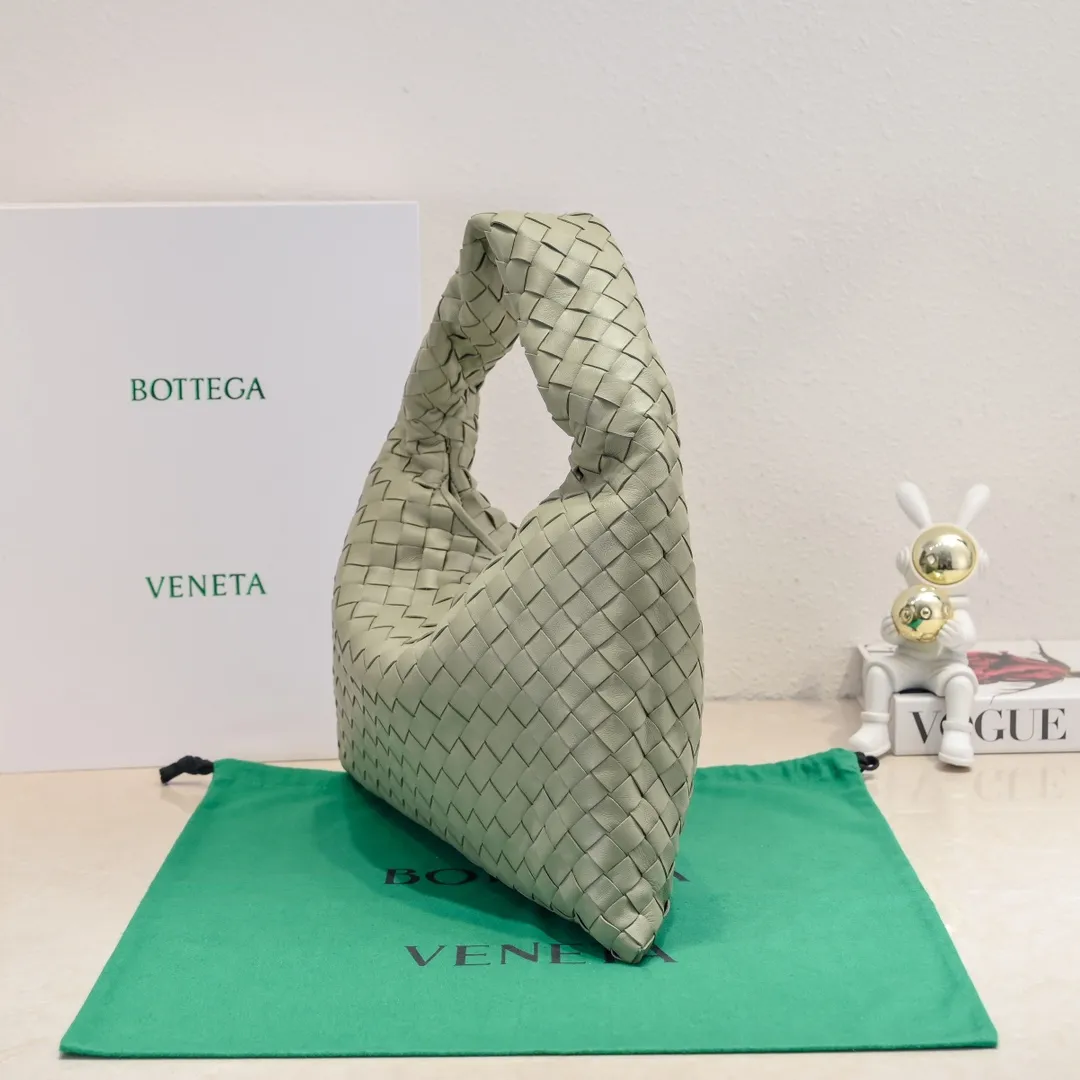 Batch 1860 #Bv new small HOP bag, the bag body and handles are made of a whole piece of woven leather. The bag body is soft and lazy. Hop symbolizes the praise of innovation and eternal craftsmanship [love]. The pyramid silhouette combines practicality and fashion. It is modern and casual. The double-sided closure design of the bag mouth is more convenient and safe! The cowhide texture also makes the bag more wear-resistant and durable. A must-have for fashionable ladies who like minimalism yet comfortable and casual! Size: 41x20.5x7.5, Model: 3966#